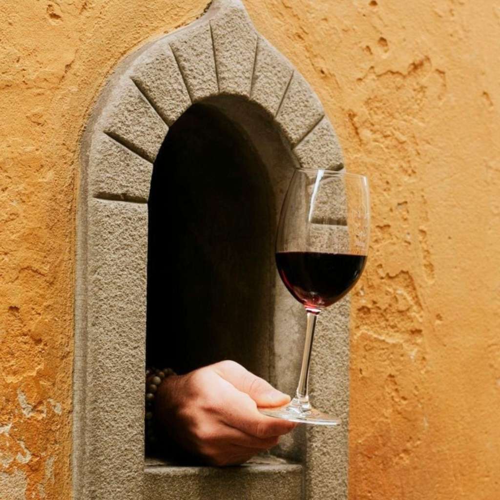 Scopri la tradizione delle buchette del vino con il tour guidato con degustazione di vini a Firenze al tramonto